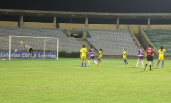 Chute de Bruna acerta trave antes de gol pelo Tiradentes-PI.(Imagem:Josiel Martins)