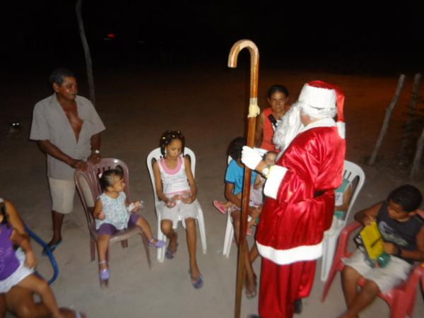 Papai Noel entregou presentes às crianças da localidade Papa Pombo.(Imagem:FlorianoNews)