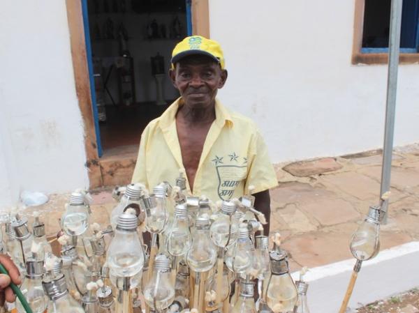 Joaquim Rodrigues vende lamparinas em Oeiras há pelo menos 25 anos.(Imagem:Ellyo Teixeira/G1)