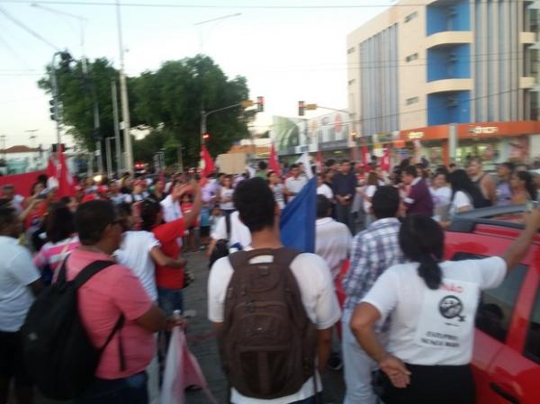 Grupo portestou no canteiro central da Avenida Frei Serafim.(Imagem:Ellyo Teixeira/ G1)