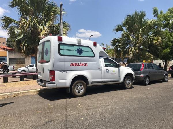 Ambulância estava com placa adulterada e sem registro no Detran.(Imagem:Lorena Linhares/G1)