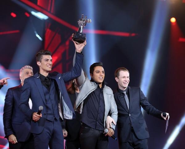 Danilo Reis e Rafael Final levantam o troféu da melhor voz do Brasil.(Imagem: Isabella Pinheiro/Gshow)