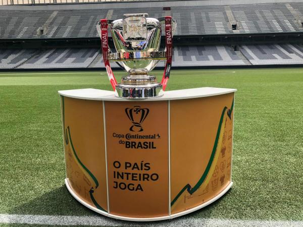 Exposta no gramado do estádio, troféu do maior torneio mata-mata nacional aguarda a primeira decisão entre Furacão e Colorado. Jogo está previsto para 21h30(Imagem:Divulgação)