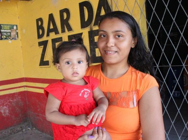 Elane da Silva com a filha, Luna Kimberly.(Imagem:Carlienne Carpaso/G1)