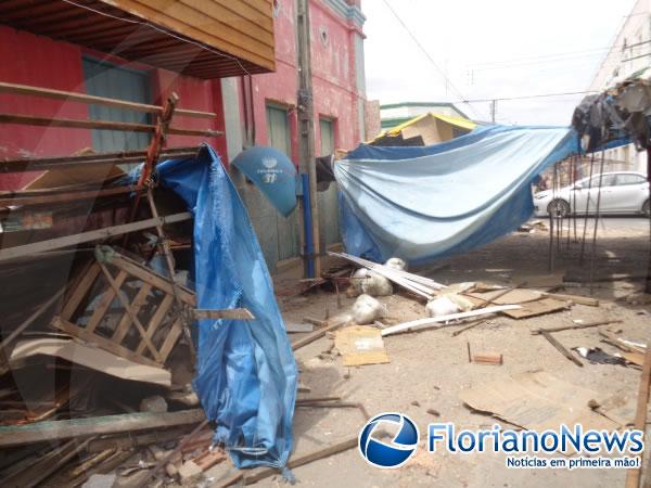 Veículo invade Calçadão e destrói barracas em Floriano.(Imagem:FlorianoNews)