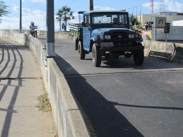 Desnível no asfalto denuncia falha estrutural na Ponte da Amizade.(Imagem:Carlienne Carpaso/G1)