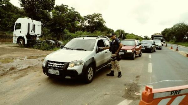 Blitz educativa pré-carnaval distribui preservativos e orienta florianenses sobre DSTs.(Imagem:FlorianoNews)