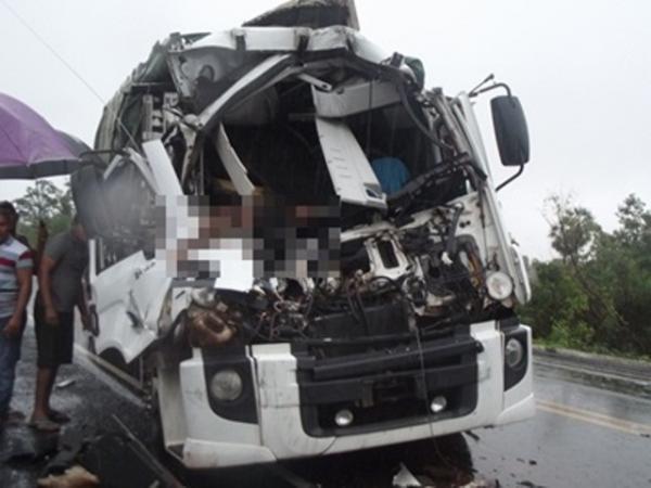 Colisão entre caminhão e carreta deixa uma vítima fatal na BR230 próximo a Nazaré do Piauí.(Imagem:Nazarénet)