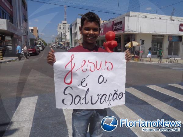 Jovens evangélicos levam a Palavra de Deus ao trânsito de Floriano.(Imagem:FlorianoNews)