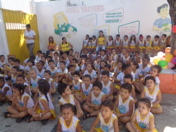 Palhaço Carrapeta faz distribuição de bombons na Escola Mega.(Imagem:FlorianoNews)