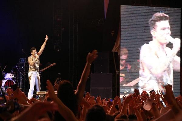 O primeiro artista a subir ao palco foi Luan Santana. O cantor interagiu com a plateia e interpretou seus grandes sucessos.(Imagem:David Carvalho)