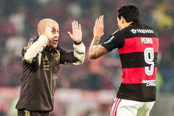 Pedro comemora um gol com Leonardo Jardim no Flamengo.(Imagem:Gilvan de Souza / Flamengo)
