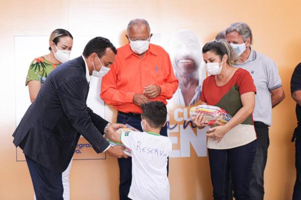 Entrega de kit alimentação para alunos da rede municipal de ensino.(Imagem:Ascom PMT)