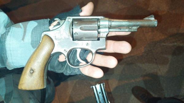 Arma encontrada com o suspeito de matar jovem que desapareceu após elogiar facção.(Imagem:Divulgação/Polícia Civil)