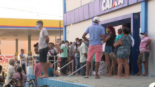 Aglomeração diante da Caixa Econômica Federal do Parque Piauí, Zona Sul de Teresina.(Imagem:TV Clube)