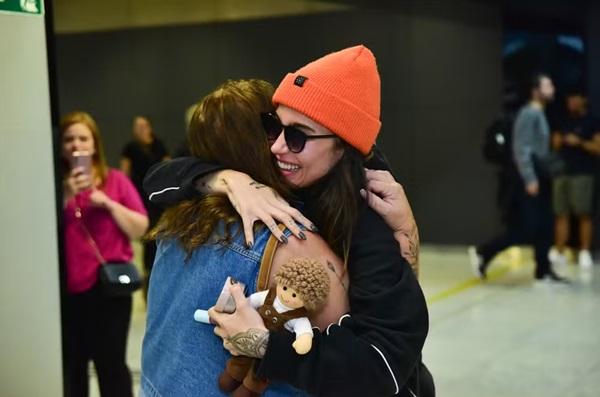 Bianca Andrade reencontra a mãe ao desembarcar em SP (Imagem:Leo Franco/AgNews)