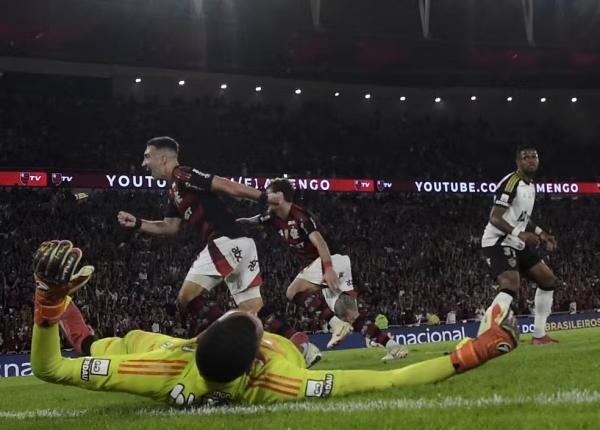 O Flamengo encontrou o caminho do gol pelo alto, em cabeceio de Léo Ortiz.(Imagem: André Durão)