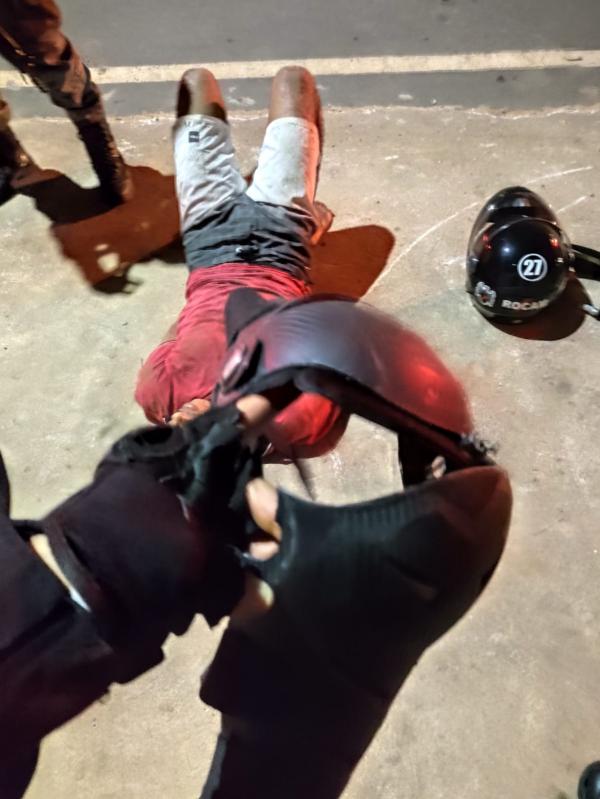 PM apreende arma de fogo e recupera moto roubada em operação no bairro N. Sra. da Guia, em Floriano(Imagem:Divulgação/PM)