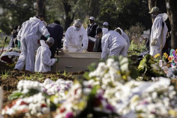 Enterro de vítima do coronavírus.(Imagem:BRUNO ROCHA/FOTOARENA/ESTADÃO CONTEÚDO)