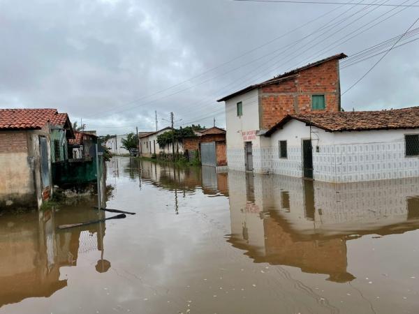 As famílias retiradas das áreas alagadas estão sendo encaminhadas para escolas e casas de aluguéis.(Imagem:Reprodução)