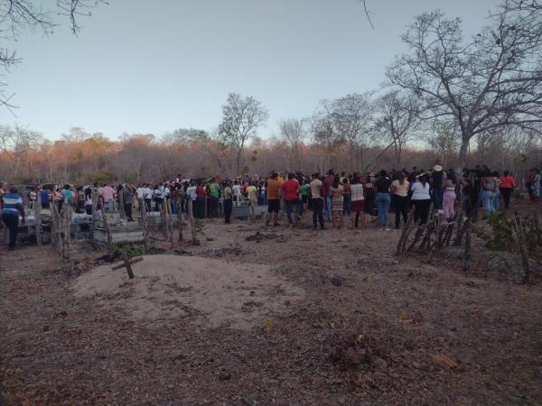 Familiares e amigos se despedem de Adeval Caminha, o