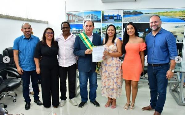 Novos servidores tomam posse em cerimônia conduzida pelo prefeito Antônio Reis em Floriano.(Imagem:Reprodução/Instagram)