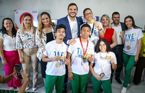 No Piauí, 3.915 estudantes receberão os cartões que contêm quatro passagens de ônibus, garantindo o deslocamento nos dias 5 e 12 de novembro.(Imagem:Divulgação)