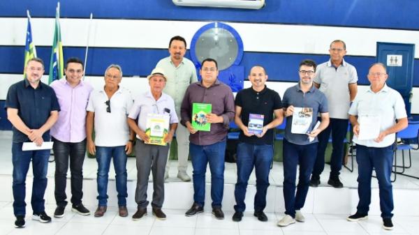 Poder Legislativo entrega Estatuto das Micro e Pequenas Empresas a representantes comerciais.(Imagem:CMF)