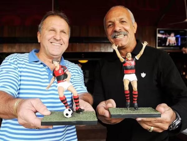 Zico e Junior com suas miniaturas da época de jogadores do Flamengo.(Imagem:Alexandre Durão / ge)