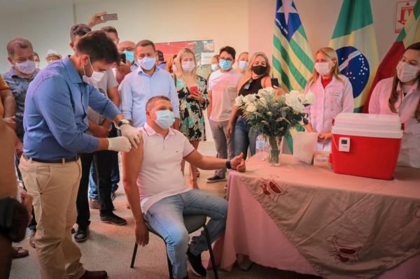 O técnico em enfermagem Luiz Júnior foi o primeiro a ser vacinado em São Raimundo Nonato, no PI.(Imagem:Divulgação/Secretaria de Saúde São Raimundo Nonato)