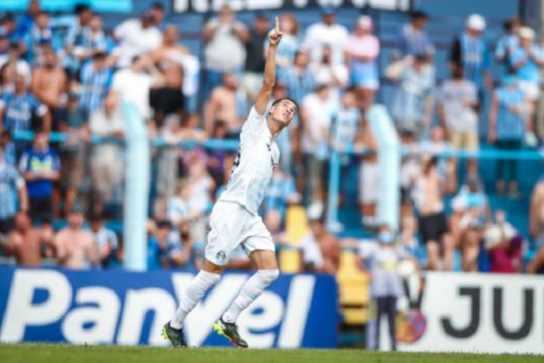 O time tricolor perdeu a oportunidade de assumir a liderança e consequentemente carimbar a classificação à semifinal.  Com o resultado, o Grêmio permaneceu em segundo, agora, com 1(Imagem:Reprodução)