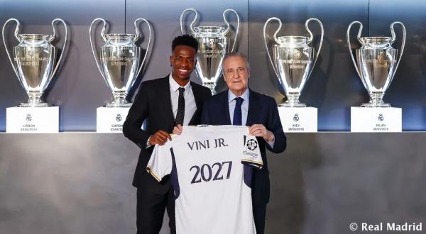 Vinicius Junior ao lado do presidente do Real Madrid, Florentino Pérez, após renovação de contrato até 2027.(Imagem:Divulgação / Real Madrid)
