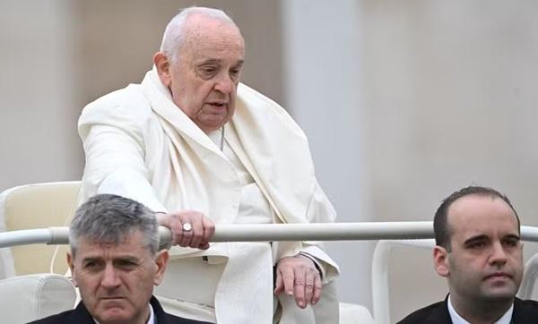 O Papa Francisco no papamóvel após a missa do Domingo de Páscoa, no Vaticano (Imagem:TIZIANA FABI / AFP)