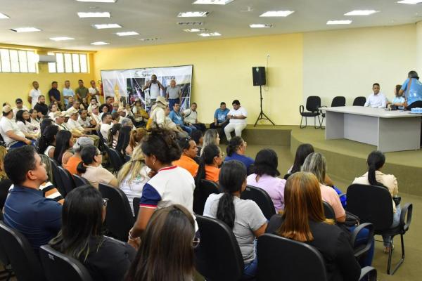 Vereadores acompanham entrega de fardamento a agentes de saúde e de endemias(Imagem:CMF)