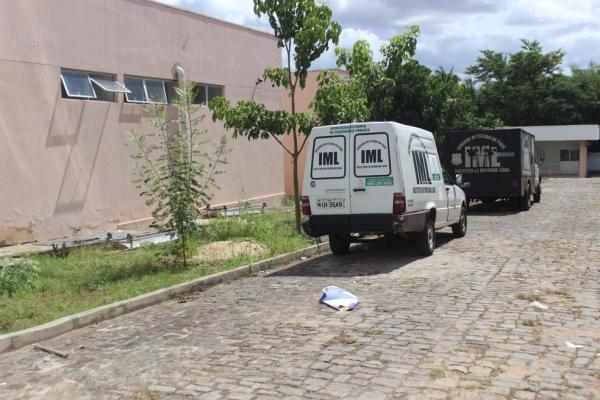 Motociclista morre e mulher fica ferida após serem atropelados por carro em Teresina; motorista fugi(Imagem:Reprodução/G1)