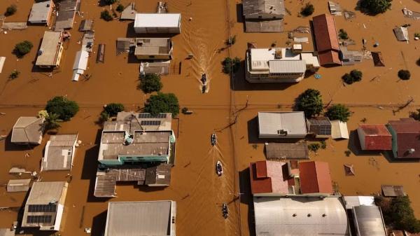 Imagem de drone mostra voluntários procurando por moradores isolados em Canoas, no Rio Grande do Sul, em 5 de maio de 2024.(Imagem: REUTERS/Amanda Perobelli)