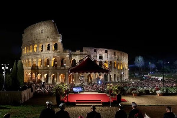 Palco vazio após ausência do Papa Francisco da Via Sacra ser anunciada pela Vaticano(Imagem:Yara Nardi/Reuters)