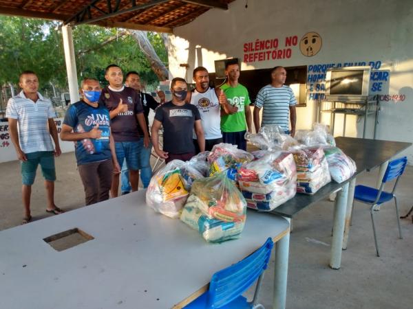 Os Meninos de Barão distribui alimentos arrecadados.(Imagem:FlorianoNews)