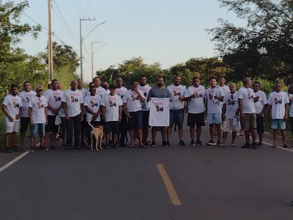 Grupo de homens se reúnem e realizam a 