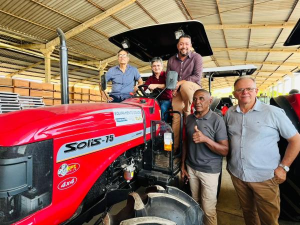 Vereador Edvaldo recebe trator em Teresina para fortalecer a agricultura familiar em Floriano(Imagem:Ascom)