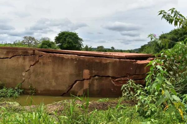 Passagem molhada construída há cinco anos em Picos é interditada por risco de desabamento.(Imagem:Divulgação/Prefeitura de Picos)