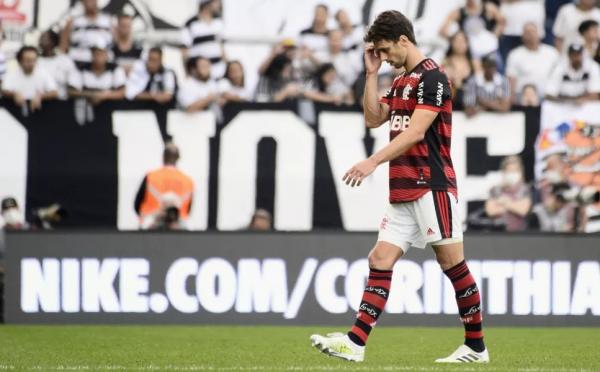  Rodrigo Caio saiu machucado em Corinthians x Flamengo, em 10 de julho.(Imagem:Marcos Ribolli / ge )
