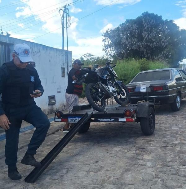 For&ccedil;a T&aacute;tica do 3&ordm; BPM retira motocicleta irregular de circula&ccedil;&atilde;o em Floriano.(Imagem:Divulga&ccedil;&atilde;o/PM)