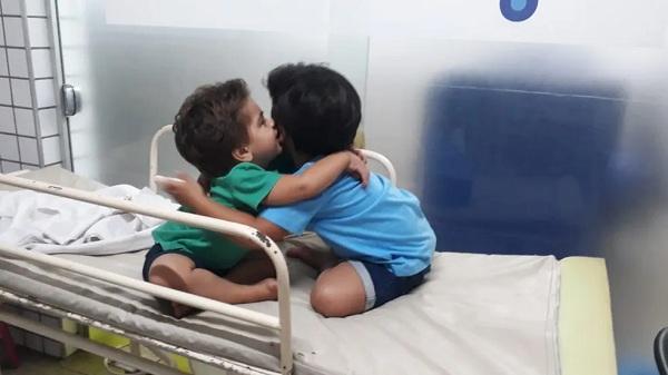  Théo hospitalizado e abraçado com o irmão, Elias, de cinco anos.(Imagem:Arquivo Pessoal / Suzany Ferreira )