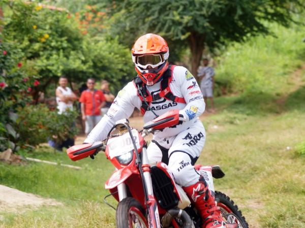 Competidores de moto e bike encaram riachos, lama, pedras e belezas no Desafio Enduro do Jenipapo(Imagem:Geyrlis Silva)