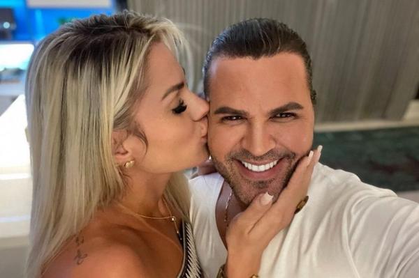 Após se separar do marido, affair assume romance com Eduardo Costa: 