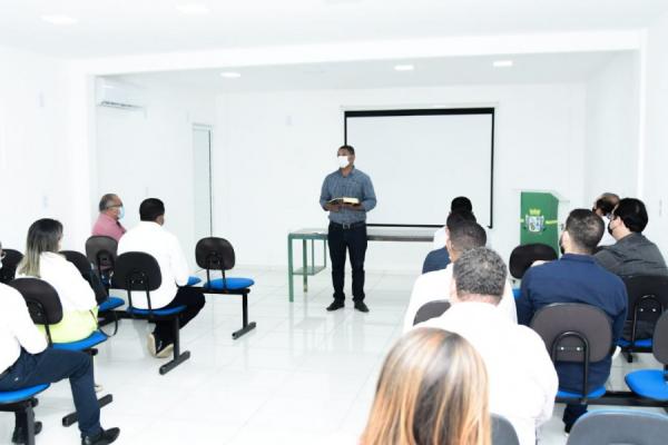 O prefeito de Floriano, Joel Rodrigues e o vice-prefeito, Antônio Reis Neto, reuniram, na manhã desta segunda-feira, 3, a equipe de secretários municipais. Foi o primeiro encontro(Imagem:Reprodução)