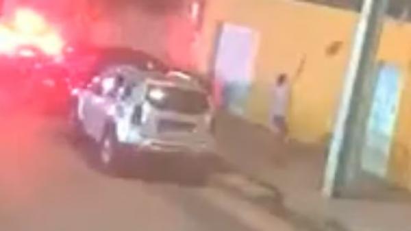 Mulher é flagrada arremessando filhote de cachorro por cima de muro em Teresina; polícia investiga.(Imagem:Reprodução)