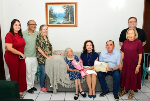 Prefeito Antônio Reis presta homenagem à professora e escritora Hilda Fagundes Atem pelos seus 100 anos.(Imagem:Divulgação)