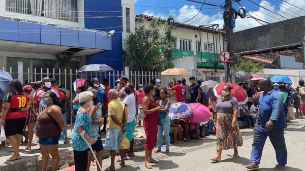 Fila grande e aglomeração foram registradas nesta terça-feira (24), em agência da Caixa em Salvador.(Imagem:Victor Silveira/TV Bahia)